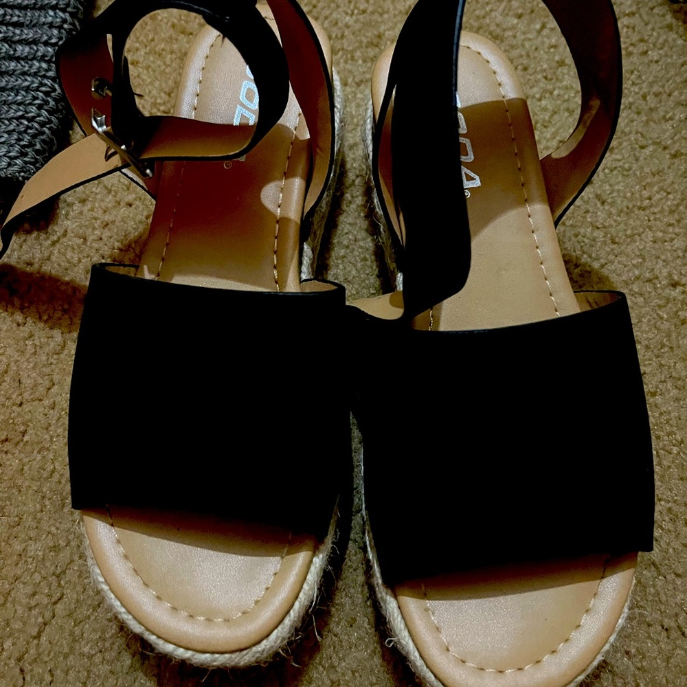 Sandal, wedge bottoms, buckle around the ankle